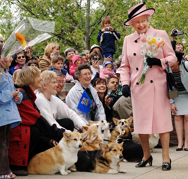 Tượng đài Nữ vương Elizabeth II cùng 3 chú chó corgi được khánh thành, dân Anh xúc động tưởng nhớ vị vua đáng kính- Ảnh 5.