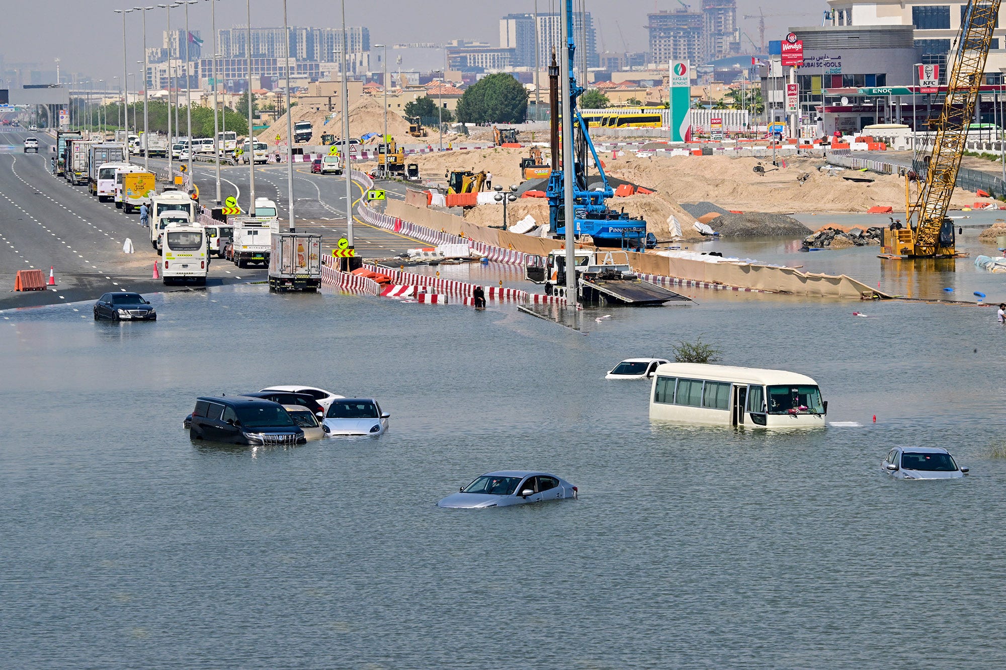 Dubai sau 1 tuần tê liệt vì nước lũ: Khi thảm họa thiên nhiên kinh khủng nhất trong 75 năm tàn phá thành phố xa hoa - Ảnh 2. Dubai sau 1 tuần tê liệt vì nước lũ: Khi thảm họa thiên nhiên kinh khủng nhất trong 75 năm tàn phá thành phố xa hoa - Ảnh 2.