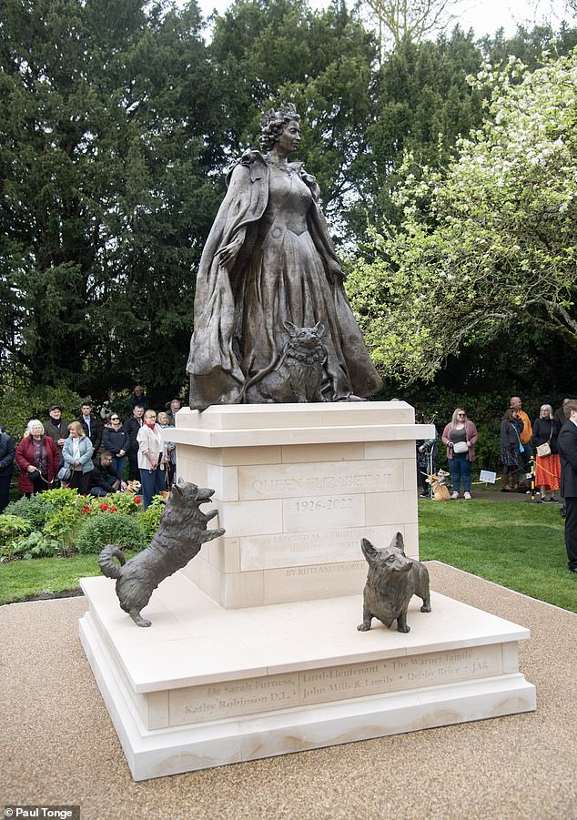 Tượng đài Nữ vương Elizabeth II cùng 3 chú chó corgi được khánh thành, dân Anh xúc động tưởng nhớ vị vua đáng kính- Ảnh 1.