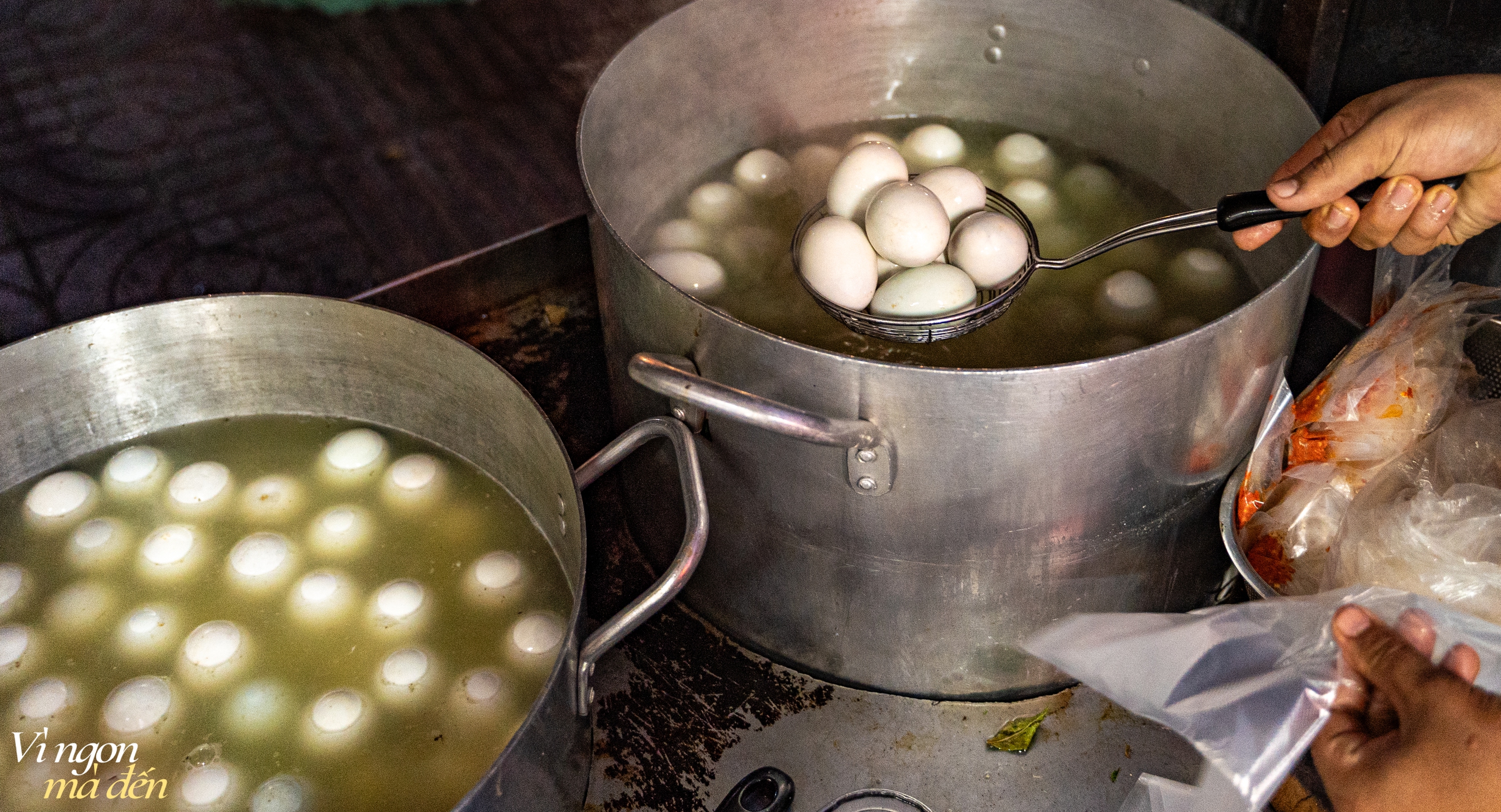 Bán hột vịt lộn mua được nhà: Cửa tiệm mỗi ngày bán hơn 1.000 trứng, bí quyết từ việc luộc bằng nước dừa và ăn cùng muối tiêu xay "không đụng hàng" - Ảnh 3.