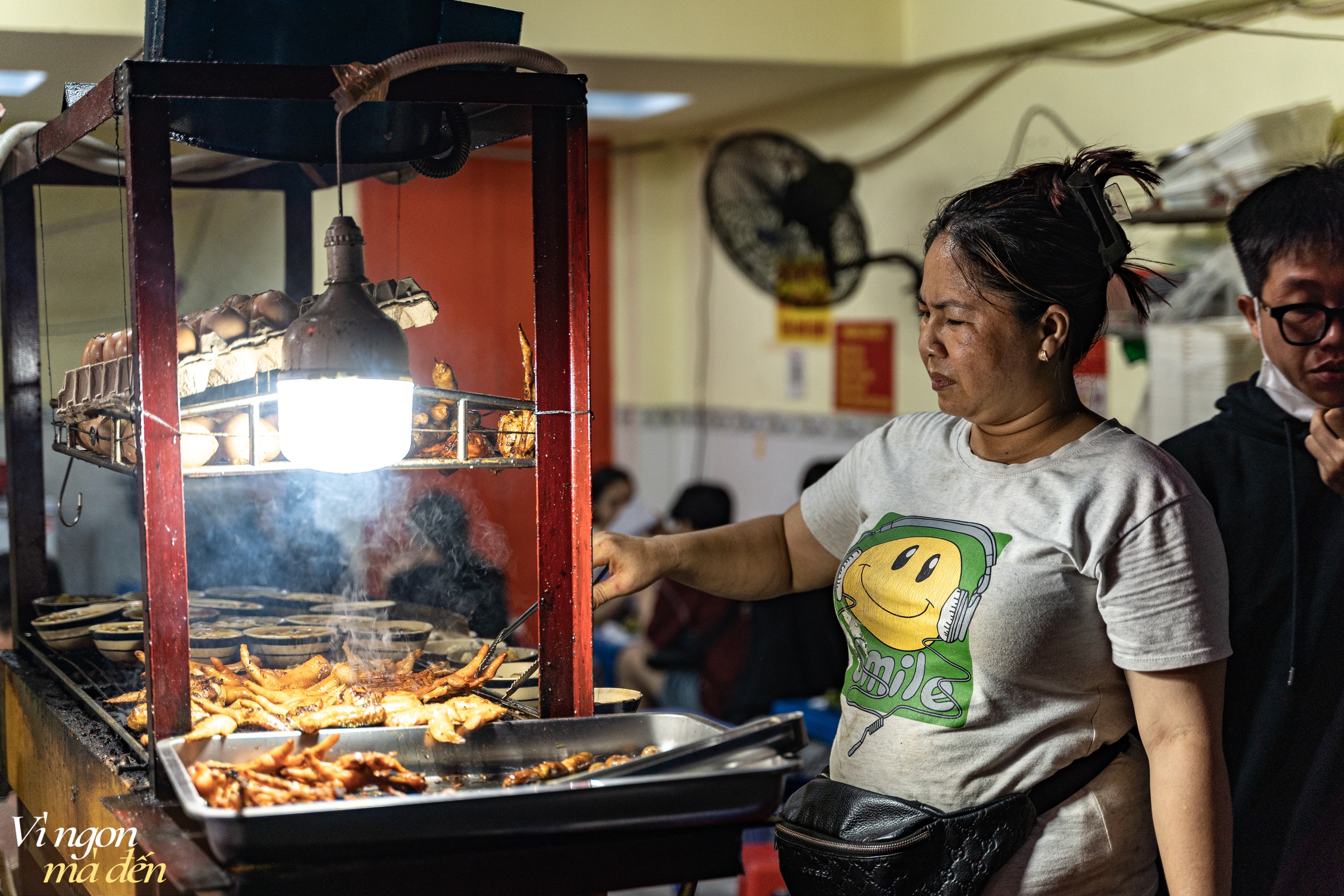 Bán hột vịt lộn mua được nhà: Cửa tiệm mỗi ngày bán hơn 1.000 trứng, bí quyết từ việc luộc bằng nước dừa và ăn cùng muối tiêu xay "không đụng hàng" - Ảnh 2.