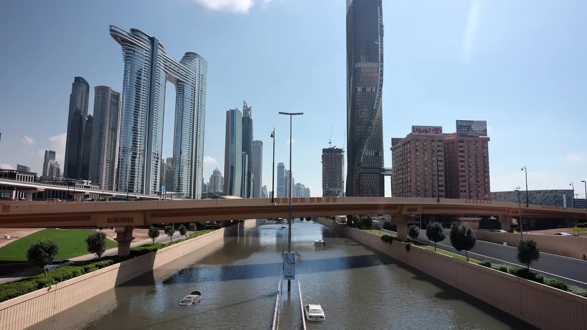 Dubai sau 1 tuần tê liệt vì nước lũ: Khi thảm họa thiên nhiên kinh khủng nhất trong 75 năm tàn phá thành phố xa hoa - Ảnh 1. Dubai sau 1 tuần tê liệt vì nước lũ: Khi thảm họa thiên nhiên kinh khủng nhất trong 75 năm tàn phá thành phố xa hoa - Ảnh 1.