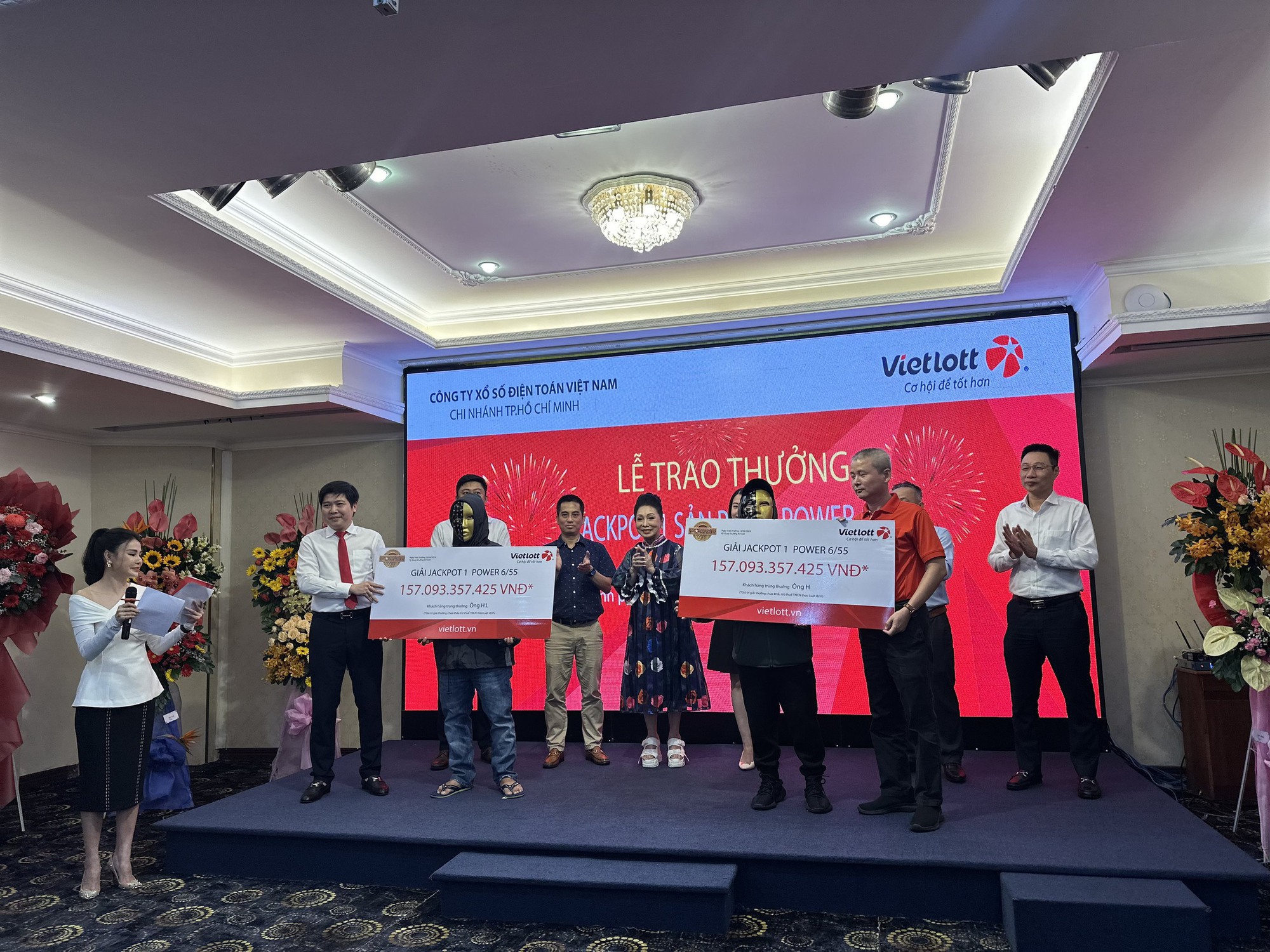 Hai người đến từ TP HCM cùng nhận giải Jackpot 1 trị giá 314 tỉ đồng của Vietlott- Ảnh 2. Hai người đến từ TP HCM cùng nhận giải Jackpot 1 trị giá 314 tỉ đồng của Vietlott- Ảnh 2.