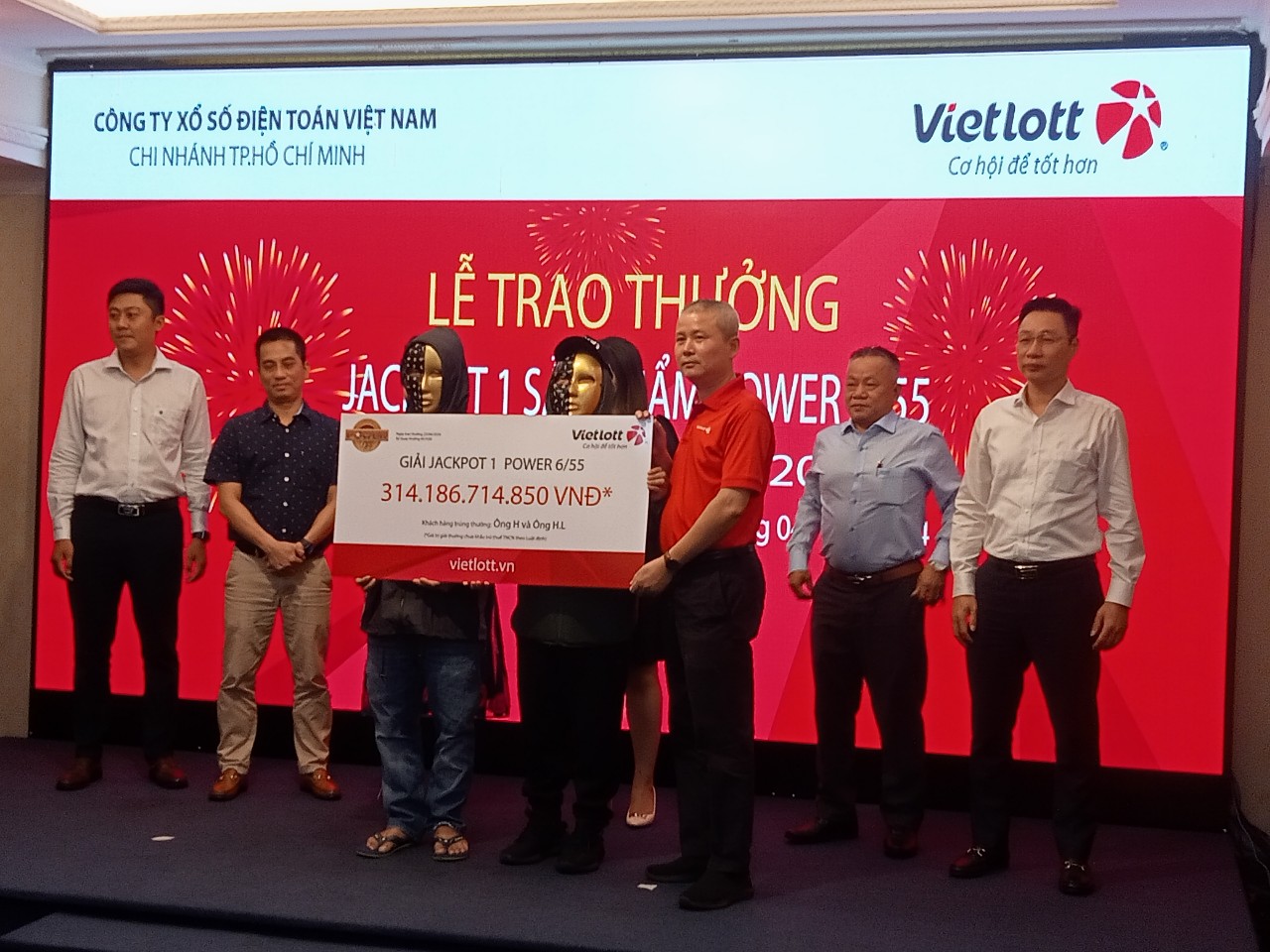 Hai người đến từ TP HCM cùng nhận giải Jackpot 1 trị giá 314 tỉ đồng của Vietlott- Ảnh 1. Hai người đến từ TP HCM cùng nhận giải Jackpot 1 trị giá 314 tỉ đồng của Vietlott- Ảnh 1.