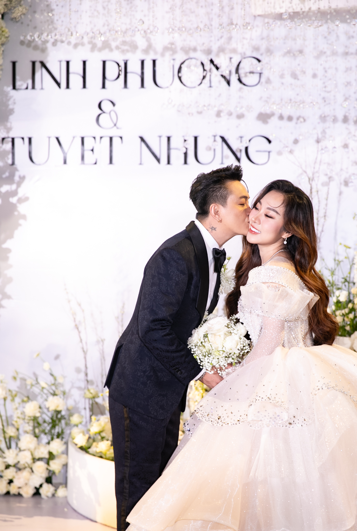 Đám cưới TiTi (HKT): Cô dâu chú rể trao nụ hôn cực ngọt, Tiến Luật - Lâm Vỹ Dạ và dàn sao Vbiz đổ bộ chúc mừng - Ảnh 3.