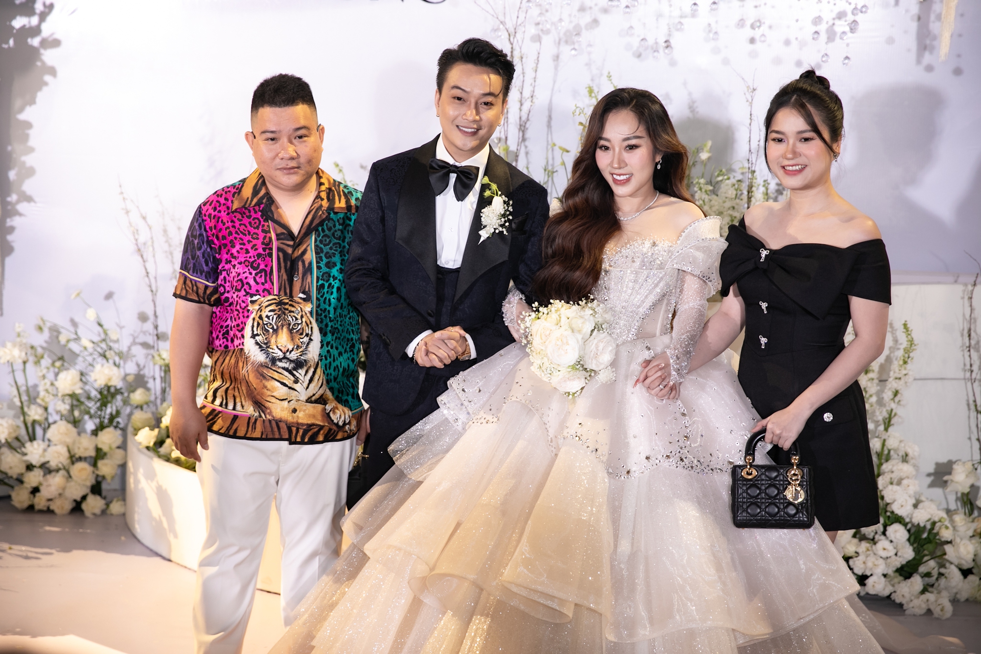 Đám cưới TiTi (HKT): Cô dâu chú rể trao nụ hôn cực ngọt, Tiến Luật - Lâm Vỹ Dạ và dàn sao Vbiz đổ bộ chúc mừng - Ảnh 6.