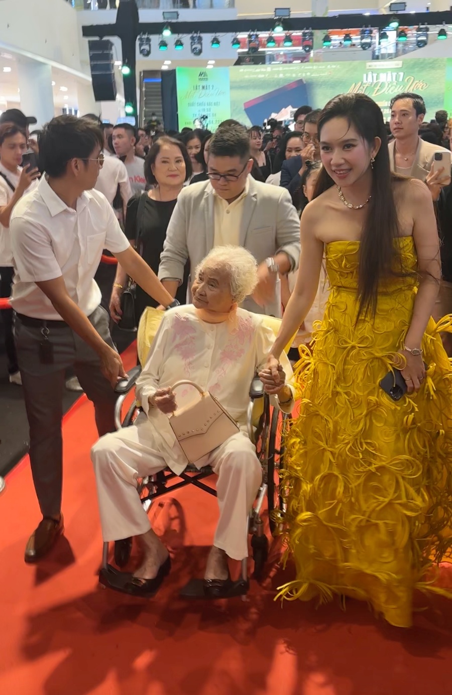 Lý Hải đưa mẹ già 99 tuổi đi họp báo phim, cách Minh Hà phản ứng nói rõ quan hệ mẹ chồng - nàng dâu- Ảnh 3.