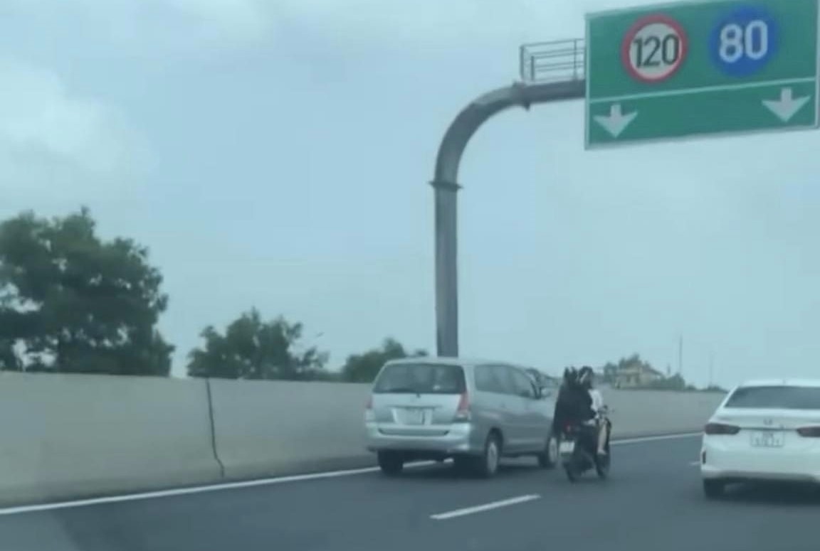 Xe máy phi như tên bay ở làn 120km/h trên cao tốc Hà Nội - Hải Phòng - Ảnh 1.