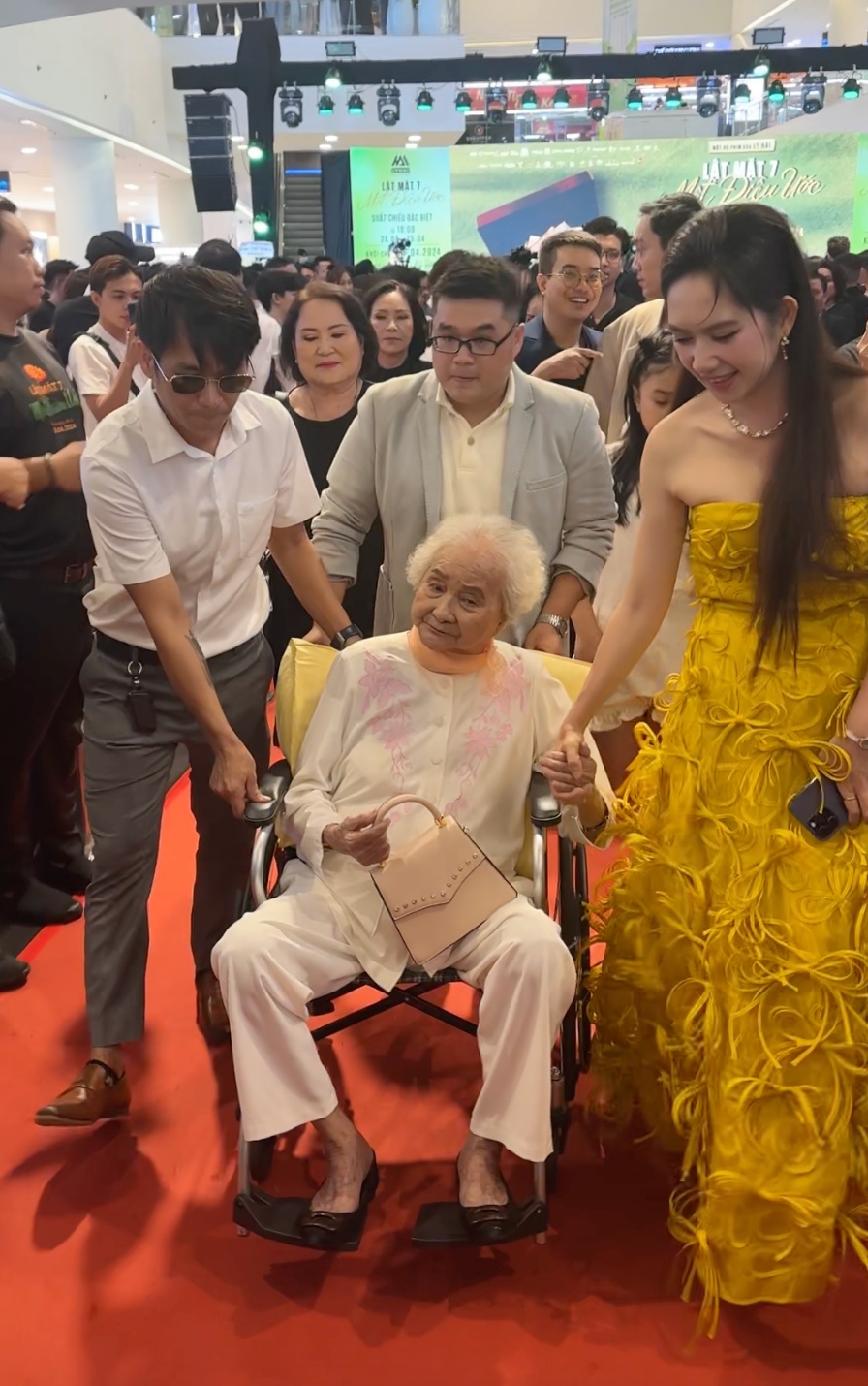 Lý Hải đưa mẹ già 99 tuổi đi họp báo phim, cách Minh Hà phản ứng nói rõ quan hệ mẹ chồng - nàng dâu- Ảnh 1.