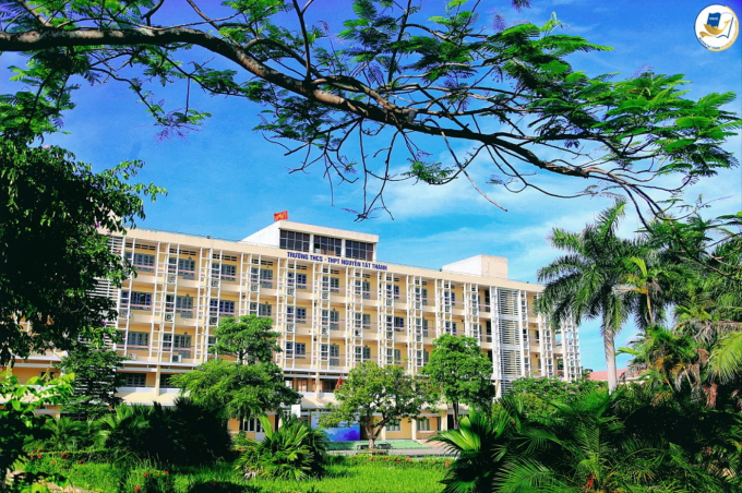 Không phải trường chuyên, đây vẫn là trường cấp 3 mơ ước của học sinh Hà Nội: Điểm TB 8/9 môn thi tốt nghiệp THPT lọt top thủ đô - Ảnh 1. Không phải trường chuyên, đây vẫn là trường cấp 3 mơ ước của học sinh Hà Nội: Điểm TB 8/9 môn thi tốt nghiệp THPT lọt top thủ đô - Ảnh 1.