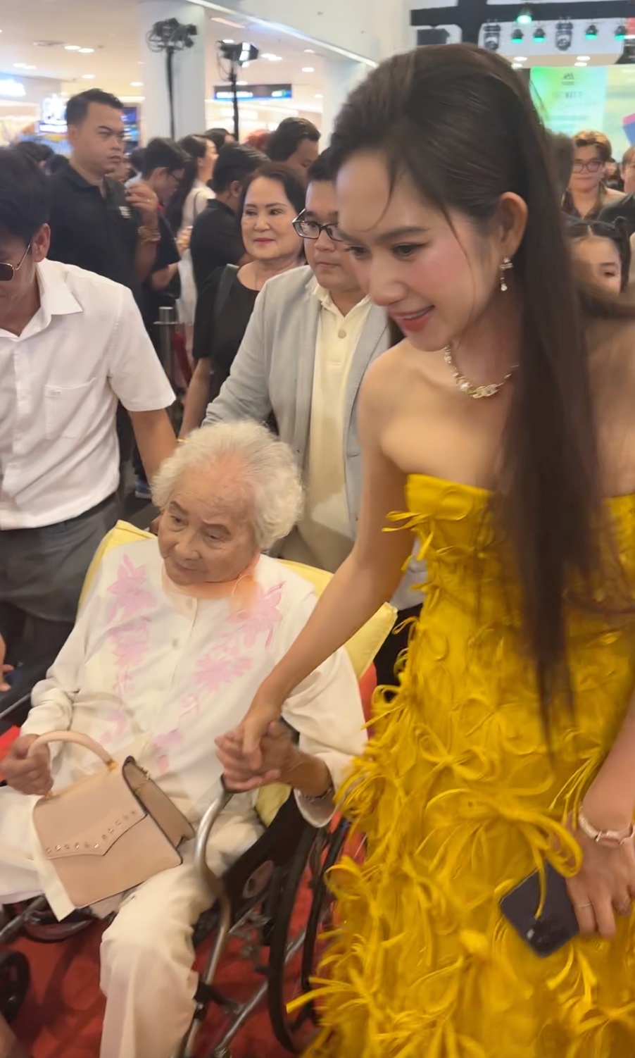 Lý Hải đưa mẹ già 99 tuổi đi họp báo phim, cách Minh Hà phản ứng nói rõ quan hệ mẹ chồng - nàng dâu- Ảnh 2.