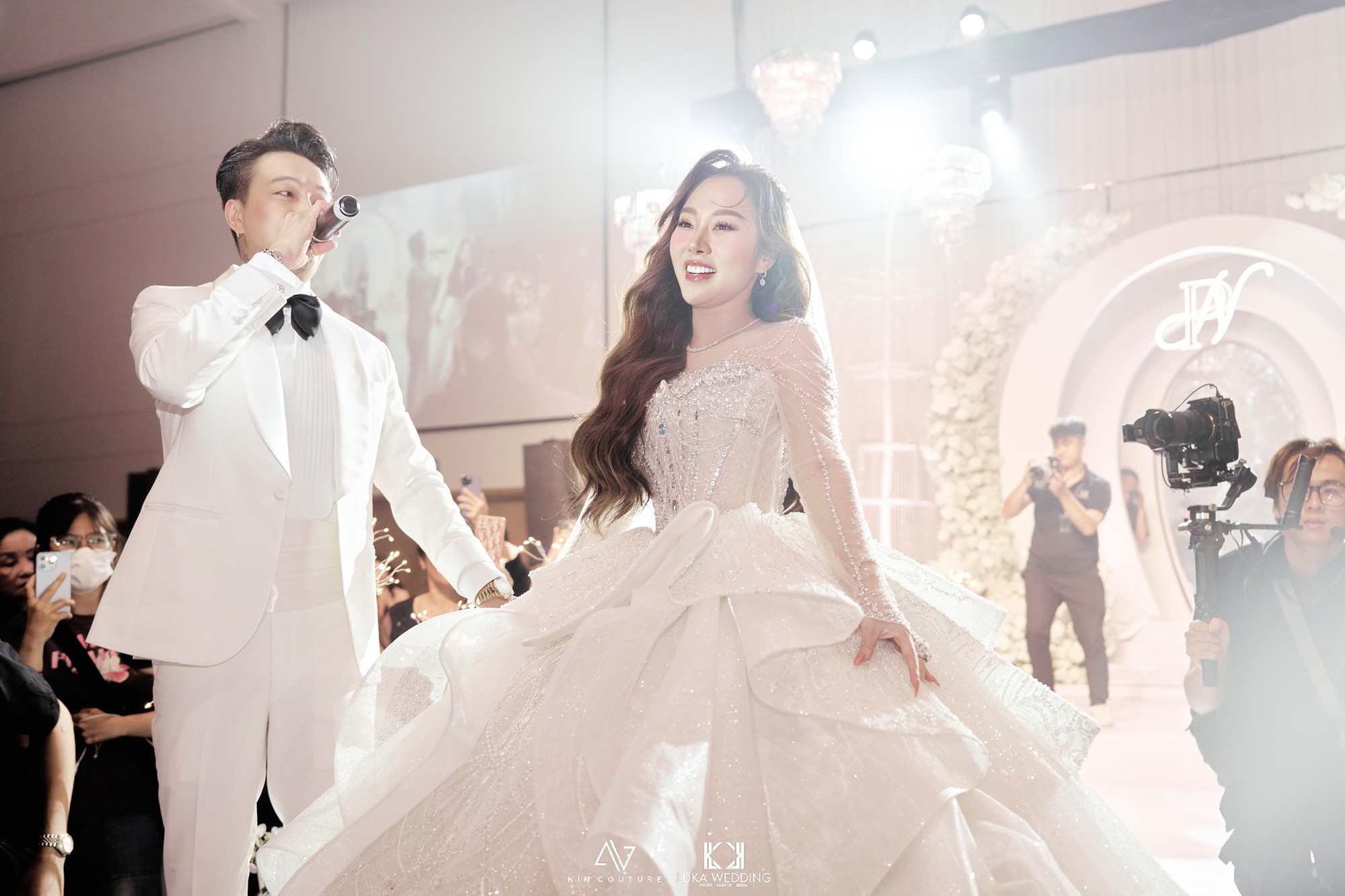 Cận cảnh 3 chiếc váy cưới hàng trăm triệu của bà xã TiTi (HKT) trong hôn lễ xa hoa- Ảnh 4.
