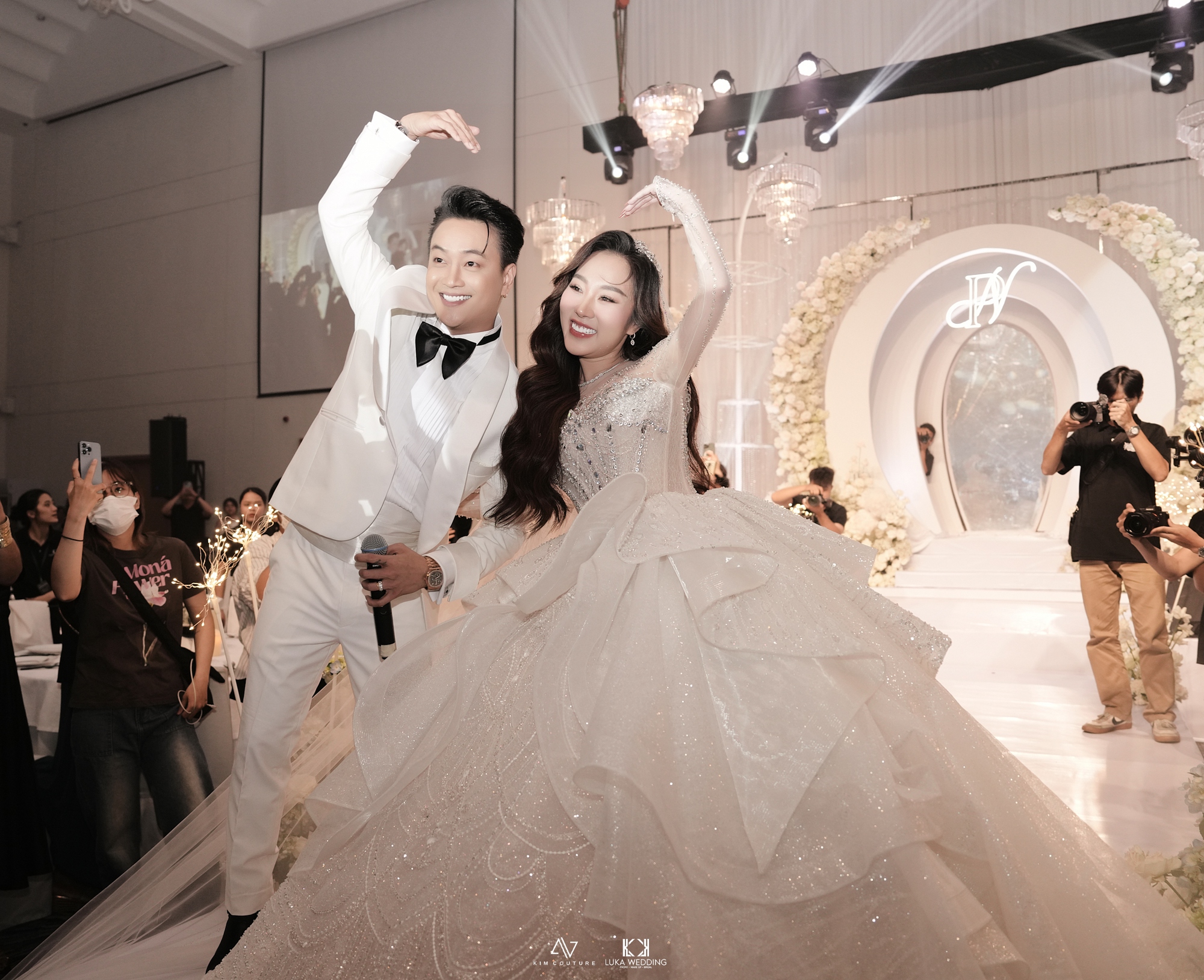 Cận cảnh 3 chiếc váy cưới hàng trăm triệu của bà xã TiTi (HKT) trong hôn lễ xa hoa- Ảnh 3.