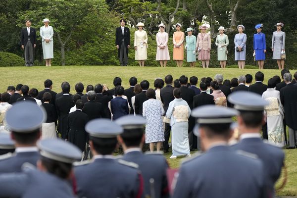 Hoàng gia Nhật Bản tổ chức tiệc mùa xuân: Hai công chúa tươi vui rạng rỡ chiếm trọn spotlight giữa sự kiện 1.400 người - Ảnh 1.