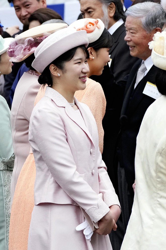 Hoàng gia Nhật Bản tổ chức tiệc mùa xuân: Hai công chúa tươi vui rạng rỡ chiếm trọn spotlight giữa sự kiện 1.400 người - Ảnh 6.
