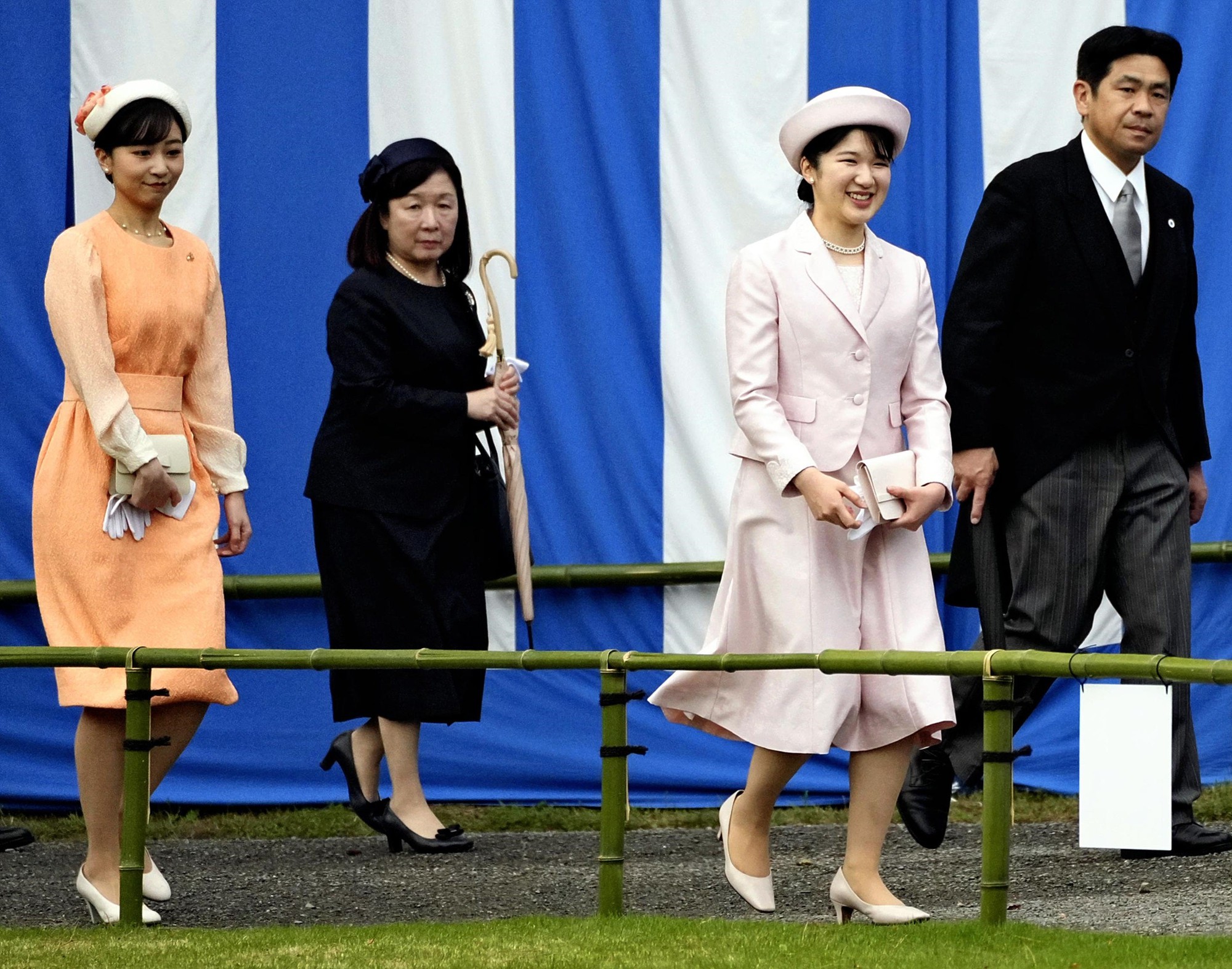 Hoàng gia Nhật Bản tổ chức tiệc mùa xuân: Hai công chúa tươi vui rạng rỡ chiếm trọn spotlight giữa sự kiện 1.400 người - Ảnh 4.