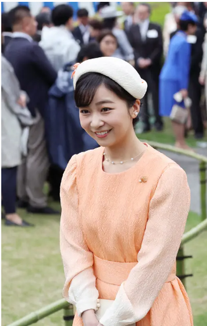 Hoàng gia Nhật Bản tổ chức tiệc mùa xuân: Hai công chúa tươi vui rạng rỡ chiếm trọn spotlight giữa sự kiện 1.400 người - Ảnh 9.