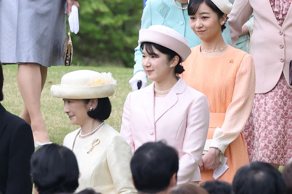 Hoàng gia Nhật Bản tổ chức tiệc mùa xuân: Hai công chúa tươi vui rạng rỡ chiếm trọn spotlight giữa sự kiện 1.400 người - Ảnh 5.