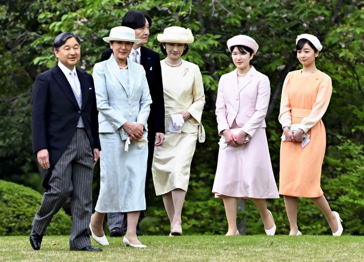 Hoàng gia Nhật Bản tổ chức tiệc mùa xuân: Hai công chúa tươi vui rạng rỡ chiếm trọn spotlight giữa sự kiện 1.400 người - Ảnh 2.