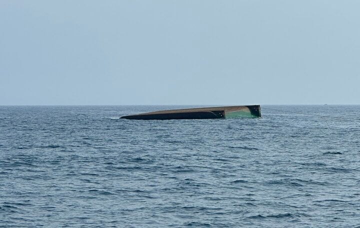 Tàu kéo sà lan chìm gần đảo Lý Sơn: 3 người thiệt mạng, 2 người mất tích - Ảnh 1.