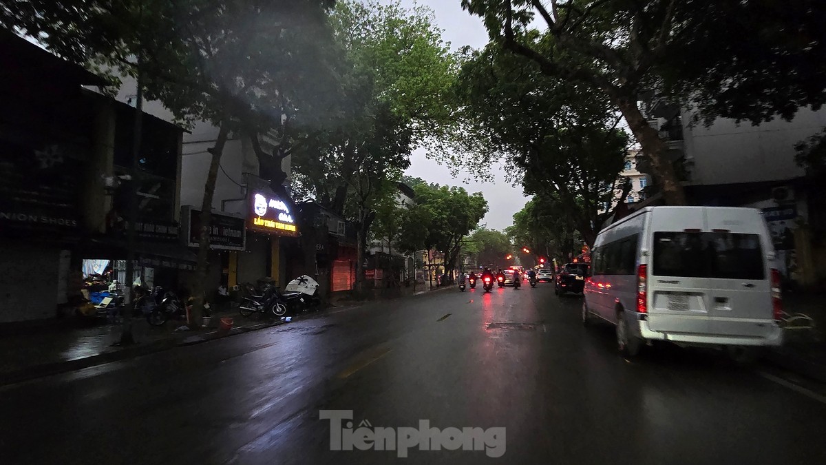 Bầu trời Hà Nội tối sầm sau mưa giông, giao thông hỗn loạn - Ảnh 1.