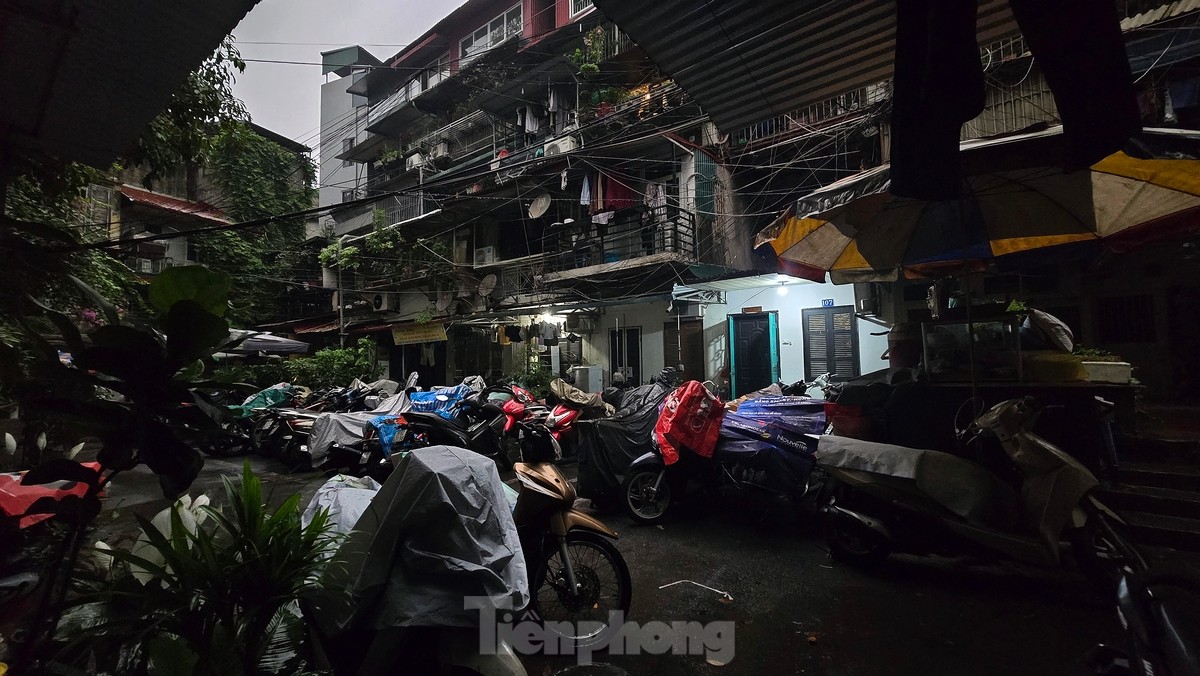 Bầu trời Hà Nội tối sầm sau mưa giông, giao thông hỗn loạn - Ảnh 3.
