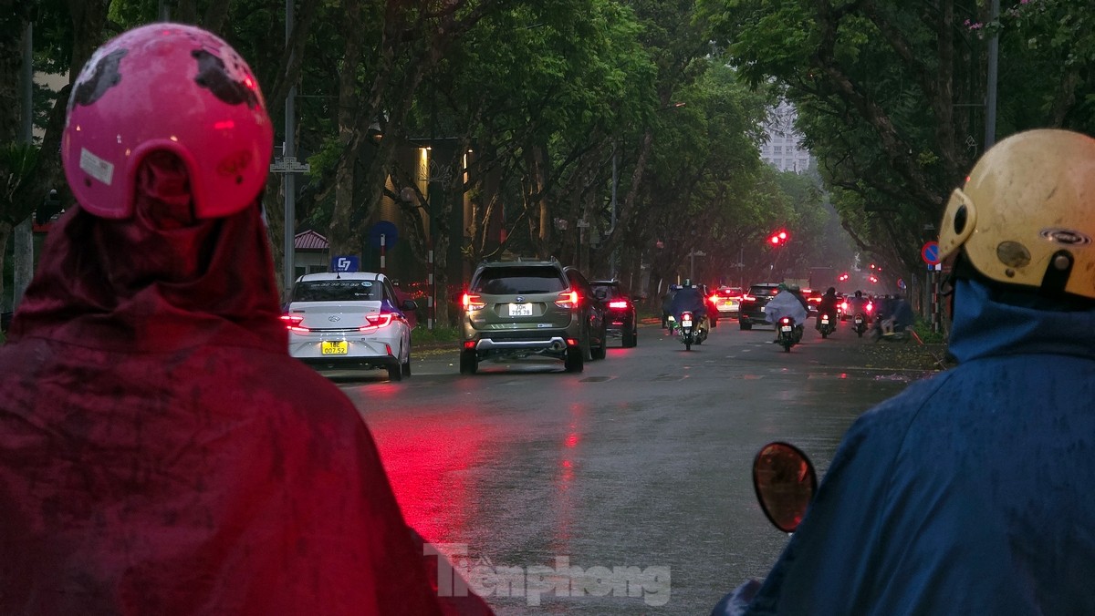 Bầu trời Hà Nội tối sầm sau mưa giông, giao thông hỗn loạn - Ảnh 5.