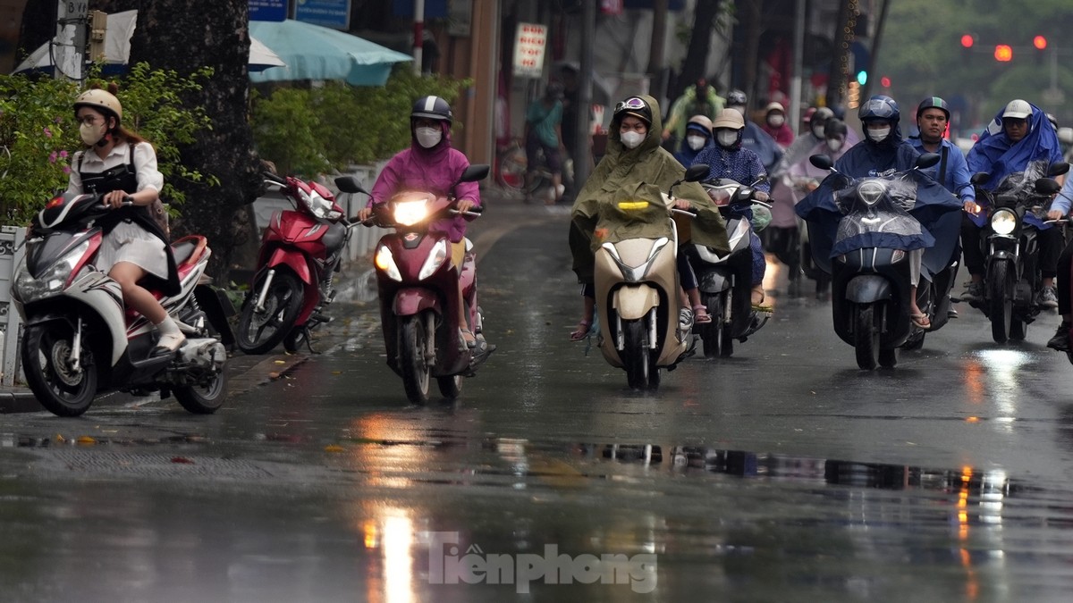 Bầu trời Hà Nội tối sầm sau mưa giông, giao thông hỗn loạn - Ảnh 10.