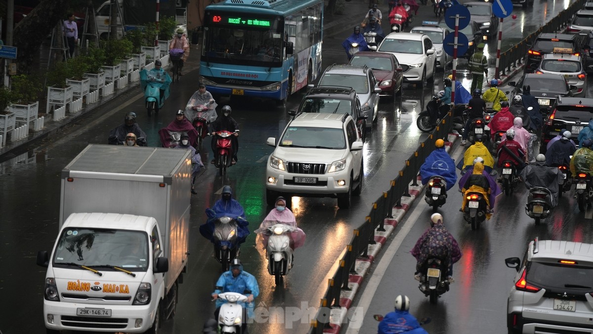 Bầu trời Hà Nội tối sầm sau mưa giông, giao thông hỗn loạn - Ảnh 13.