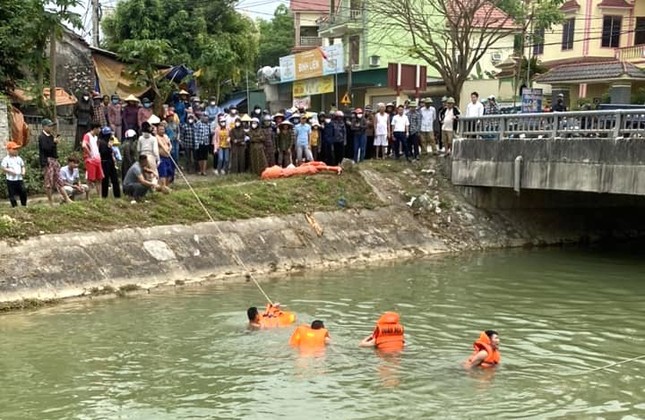 Trêu đùa để lại dép và giấy xin lỗi bố mẹ bên bờ kênh, 3 học sinh làm cả xã tá hỏa đi tìm - Ảnh 2.