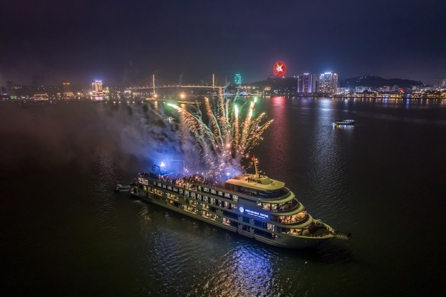 Từ chối cấp phép cho 200 tàu du lịch biểu diễn, đón khách xem Carnaval Hạ Long - Ảnh 1.