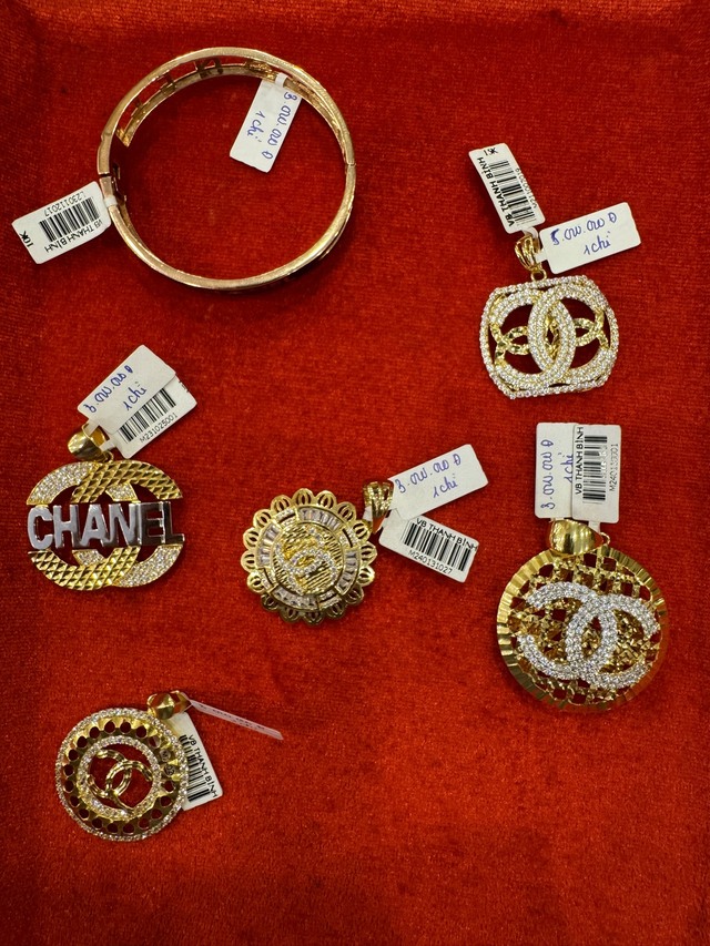 Tiệm vàng ở Vĩnh Phúc bán sản phẩm giả nhãn hiệu Gucci, Dior, Louis Vuitton - Ảnh 1.