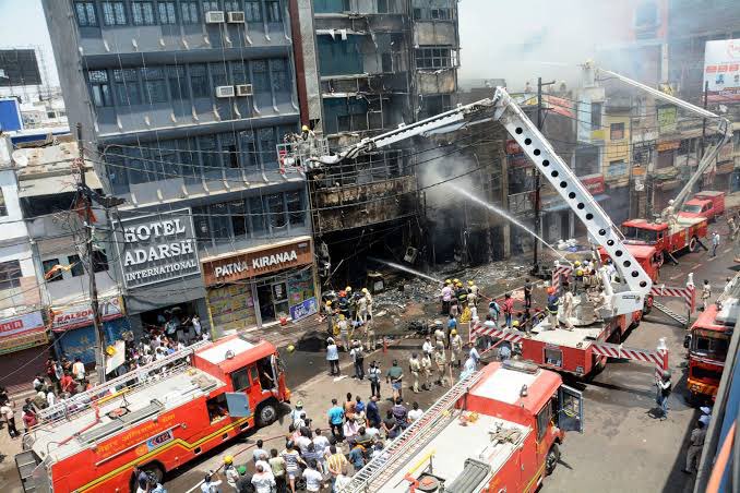 Cháy khách sạn kinh hoàng khiến 36 người thương vong: Lửa bùng phát cuồn cuộn, nhiều người nhảy từ ban công thoát thân- Ảnh 3.