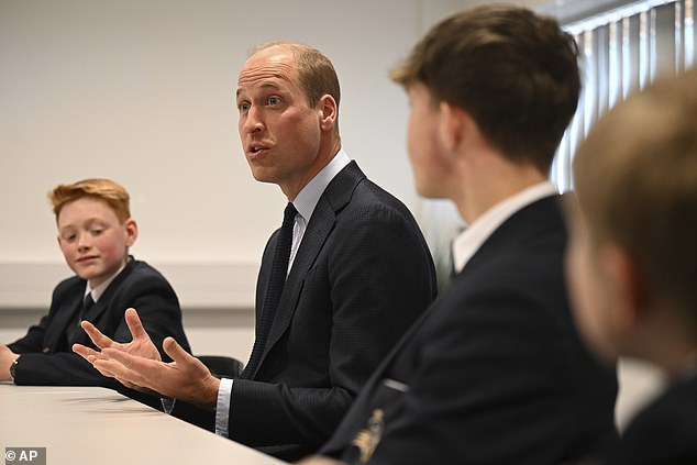 Thân vương William bất ngờ ghé thăm một trường học sau bức thư của cậu bé học sinh 12 tuổi- Ảnh 2.