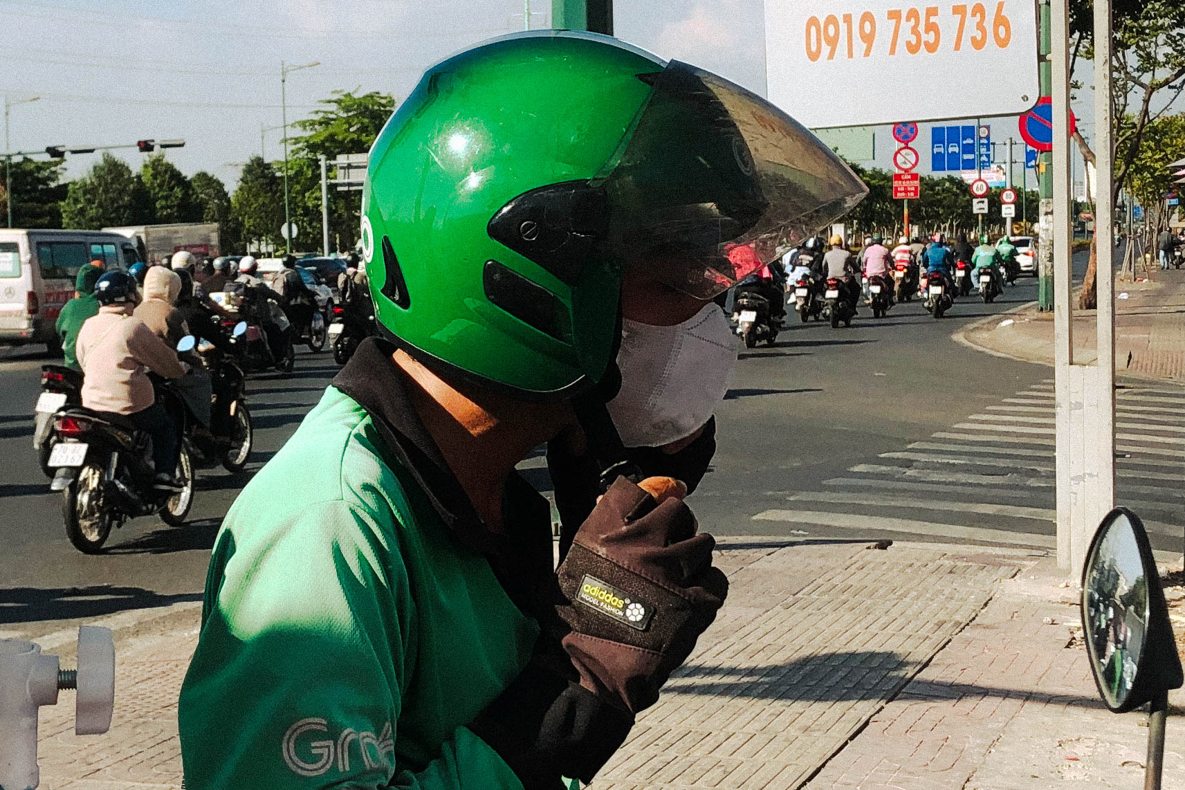 Xe ôm công nghệ oằn mình trong nắng nóng, có người chuyển sang chạy đêm, ban ngày đi bán nước để mưu sinh - Ảnh 2.