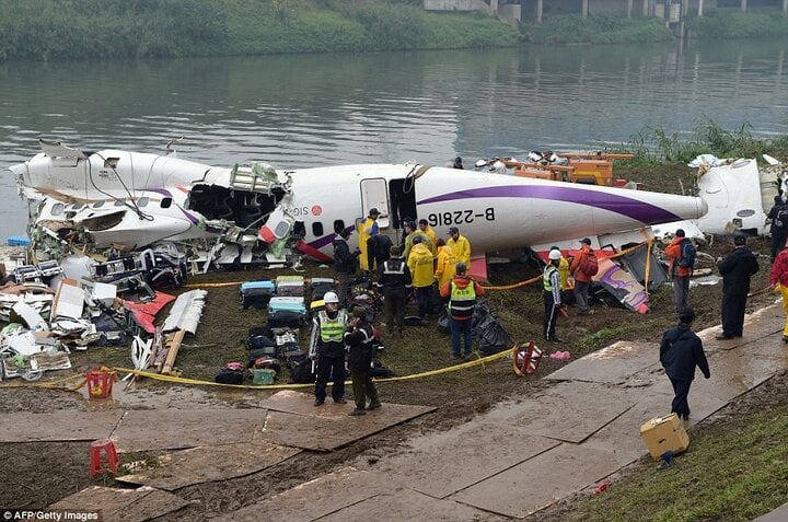 Phi công cho con 15 tuổi cầm lái, máy bay gặp nạn khiến 75 người thiệt mạng - Ảnh 2.