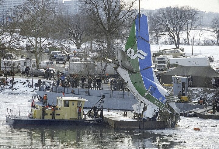 Phi công cho con 15 tuổi cầm lái, máy bay gặp nạn khiến 75 người thiệt mạng - Ảnh 3.