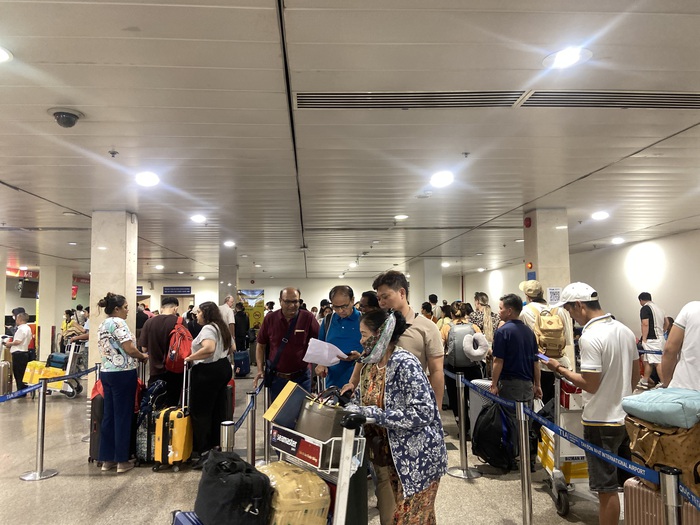 Sân bay Tân Sơn Nhất lúc này: Nhiều người đã vác vali về quê, đi du lịch dịp lễ 30/4 - Ảnh 5.