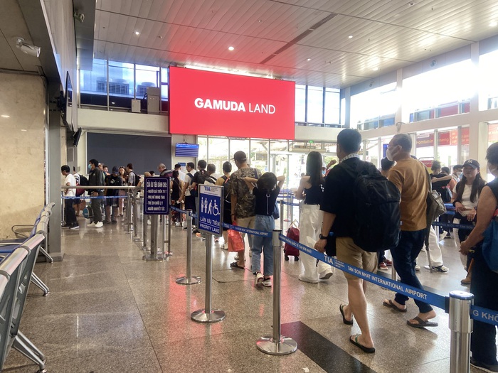 Sân bay Tân Sơn Nhất lúc này: Nhiều người đã vác vali về quê, đi du lịch dịp lễ 30/4 - Ảnh 4.