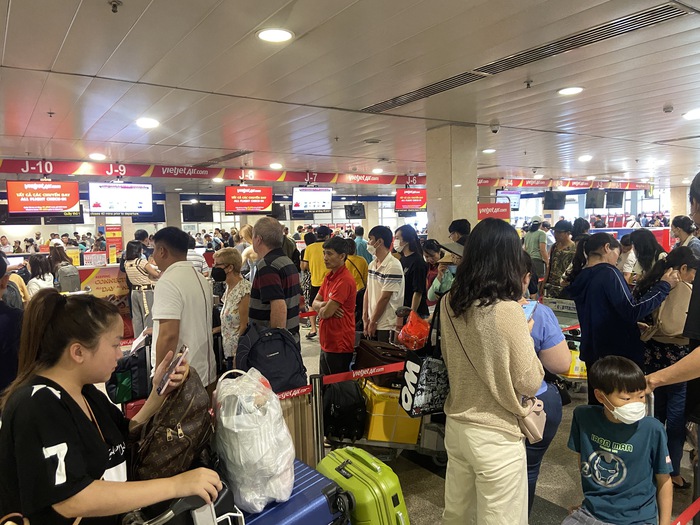 Sân bay Tân Sơn Nhất lúc này: Nhiều người đã vác vali về quê, đi du lịch dịp lễ 30/4 - Ảnh 3.