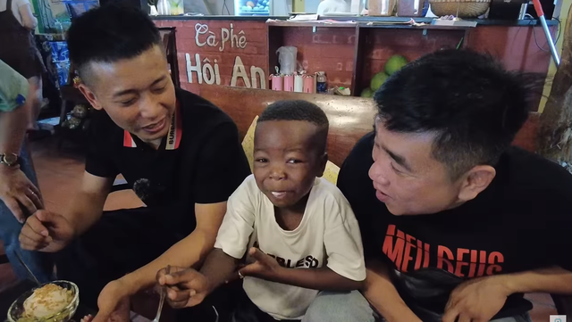 &quot;Thánh review&quot; Lôi Con liên tục chiếm spotlight trên kênh của Quang Linh Vlogs, biểu cảm khi ăn món nào ở Việt Nam cũng khiến dân mạng bật cười - Ảnh 6.
