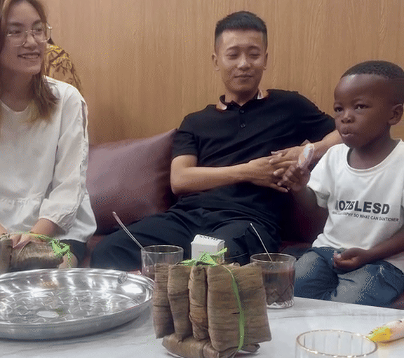 &quot;Thánh review&quot; Lôi Con liên tục chiếm spotlight trên kênh của Quang Linh Vlogs, biểu cảm khi ăn món nào ở Việt Nam cũng khiến dân mạng bật cười - Ảnh 7.