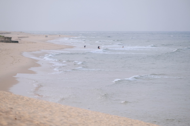 Một bãi biển cát trắng hoang sơ chỉ cách trung tâm 7km, được dự đoán là &quot;viên ngọc du lịch mới&quot; của miền Trung dịp lễ này - Ảnh 3.