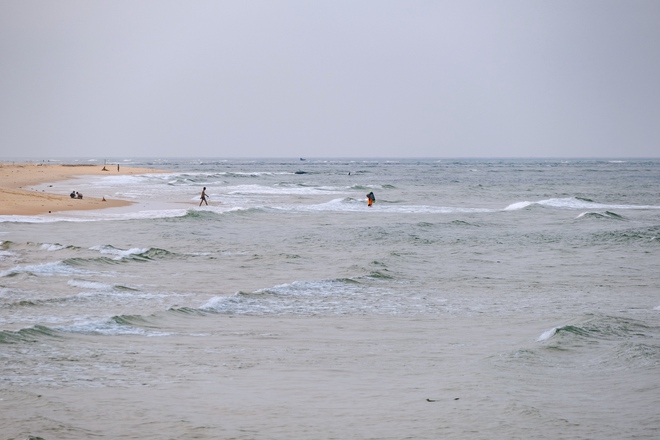 Một bãi biển cát trắng hoang sơ chỉ cách trung tâm 7km, được dự đoán là &quot;viên ngọc du lịch mới&quot; của miền Trung dịp lễ này - Ảnh 4.