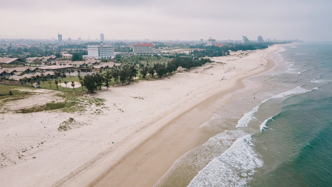 Một bãi biển cát trắng hoang sơ chỉ cách trung tâm 7km, được dự đoán là &quot;viên ngọc du lịch mới&quot; của miền Trung dịp lễ này - Ảnh 2.