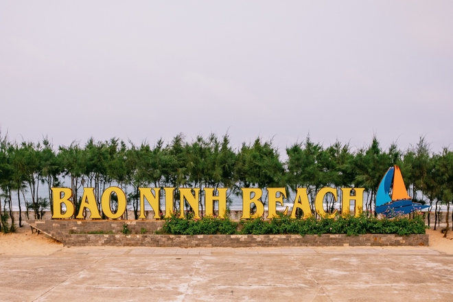 Một bãi biển cát trắng hoang sơ chỉ cách trung tâm 7km, được dự đoán là "viên ngọc du lịch mới" của miền Trung dịp lễ này
