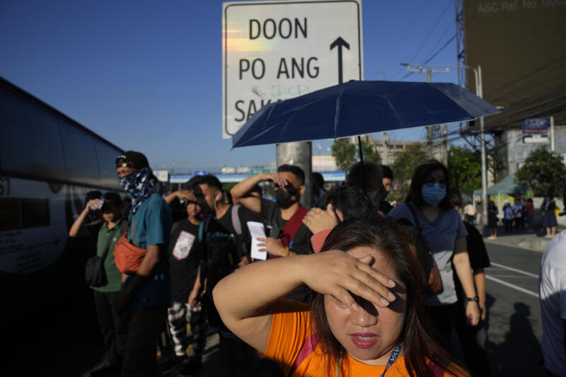 Chùm ảnh: Nắng nóng lịch sử tại hàng loạt quốc gia Đông Nam Á khiến người dân không thể thở, vật vã chống chọi với sóng nhiệt chết người - Ảnh 3.