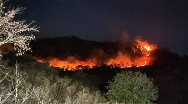 An Giang: Cháy lớn ở núi Cô Tô cùng nhiều tiếng nổ - Ảnh 1.