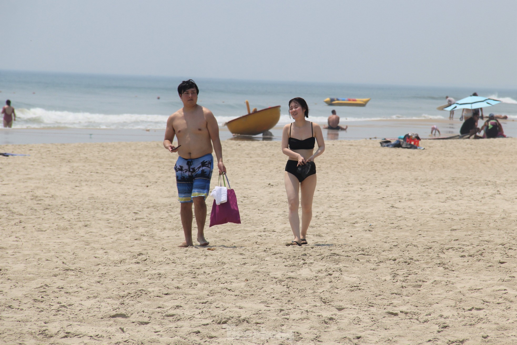 Trời Đà Nẵng nắng như đổ lửa, khách nước ngoài thích thú tắm biển, phơi nắng giữa trưa - Ảnh 4.