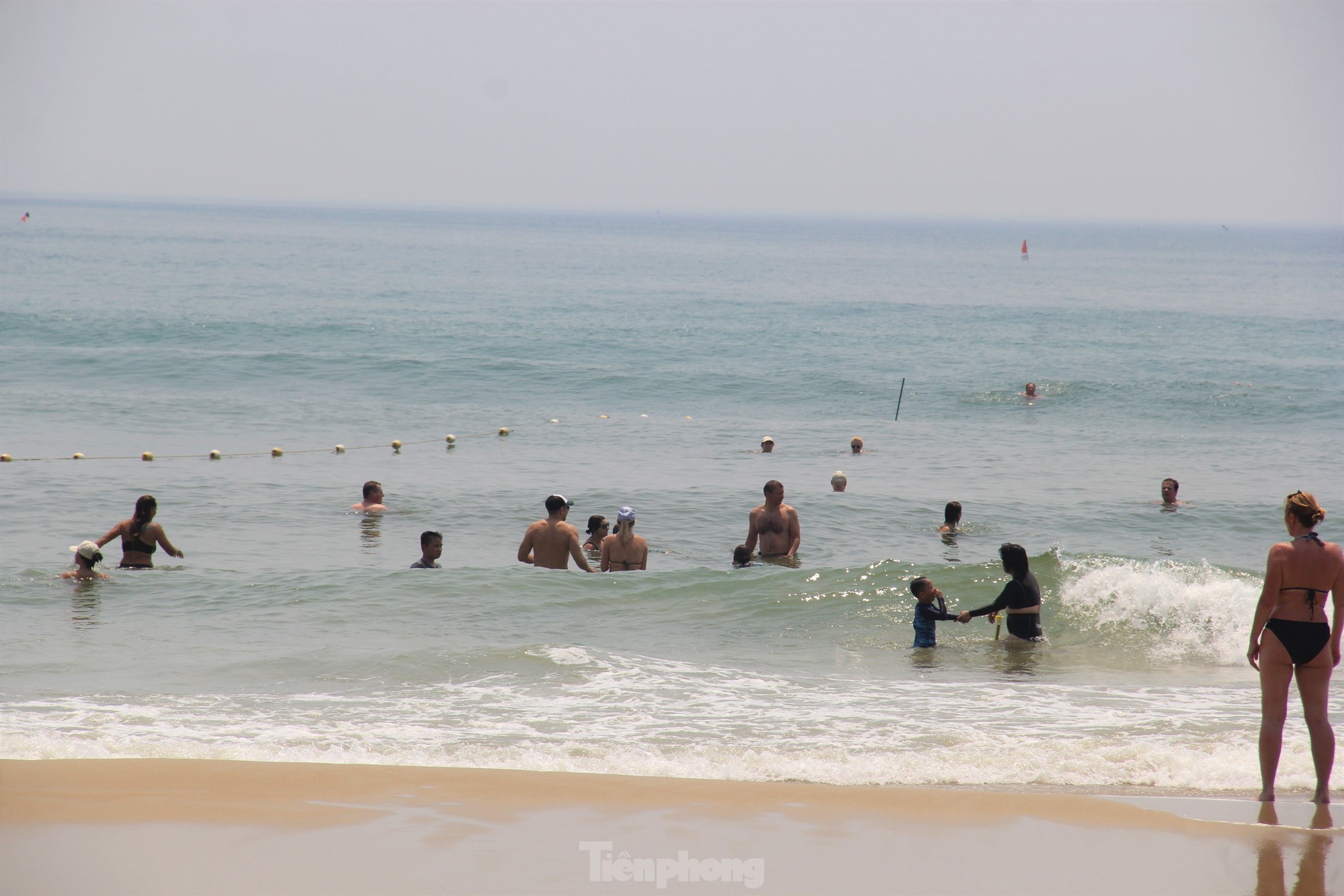 Trời Đà Nẵng nắng như đổ lửa, khách nước ngoài thích thú tắm biển, phơi nắng giữa trưa - Ảnh 11.